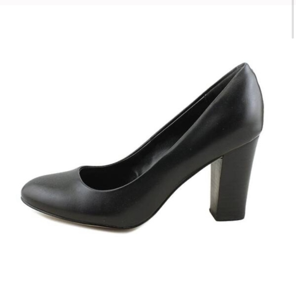 Black pumps